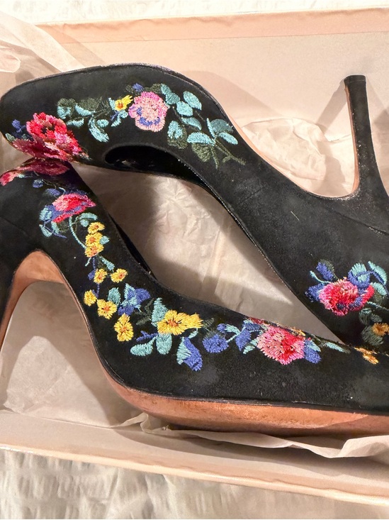 Jennifer Lopez Shoes - JENNIFER LOPEZ Black Embroidered Floral Suede High Heel Pumps